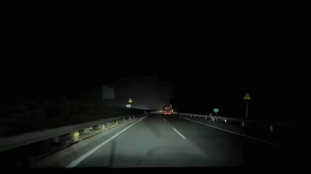 夜间高速遇婴儿车惊魂，老司机精准预判化险为夷