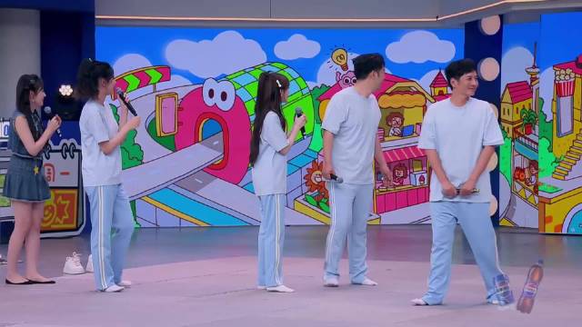 杜海涛出道二十周年获offer7实习生惊喜庆祝