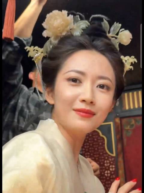 于正直播展示陈钰琪金吾不禁造型，称定让她走红