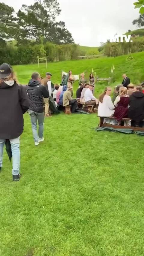 指环王演员Elijah Wood惊喜现身霍比屯粉丝婚礼