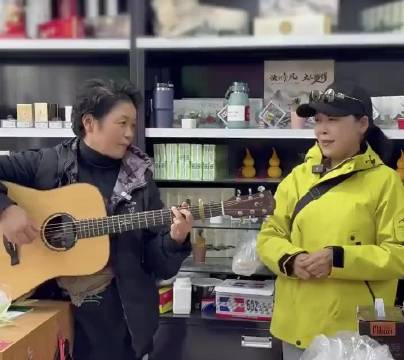 山东淄博48岁超市女老板弹唱《野花》走红，原唱田震惊喜现身！