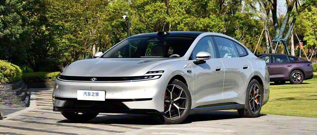 11.99万起买中大型轿车，激光雷达，6C快充，无框车门，全景天幕，还有256色氛围灯！