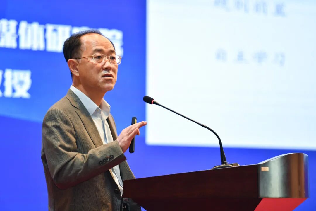 中国传媒大学新媒体研究院院长、教授赵子忠作主旨演讲。于飞/摄