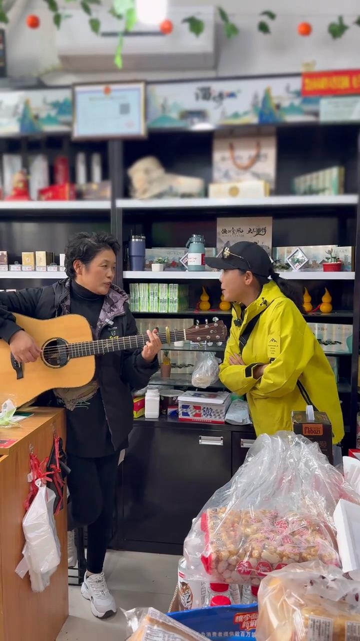 因弹唱《野花》走红的“淄博大燕儿”圆梦见到田震，当事人：两人聊了约20分钟，她亲切喊我“小燕儿”