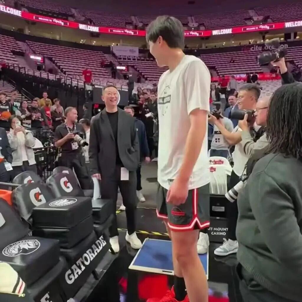 青岛男篮主帅为弟子杨瀚森“正名”！刘维伟归国谈杨瀚森在美食住行：“开拓者很满意瀚森的发展”