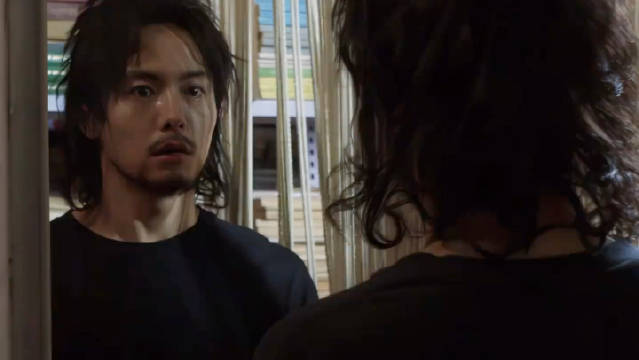 马天宇新剧《三人行》开播，一人分饰三角同框对峙