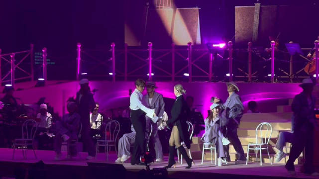 郑秀文张敬轩同台献唱《芝加哥的故事》