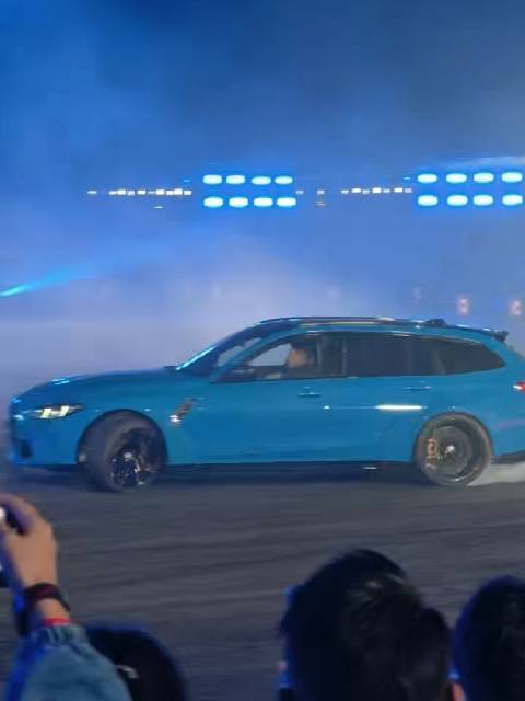 也就M-Power 可以让旅行车这样横着出来了！