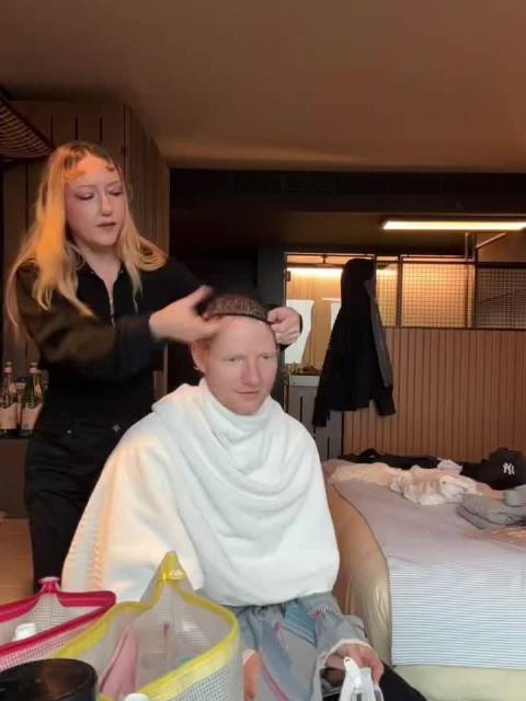 Ed Sheeran万圣节扮小丑惊悚出街，暴风雨中神还原IT反派