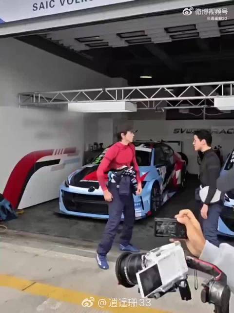 李治廷许魏洲拍物料上演全武行，众人捂脸围观