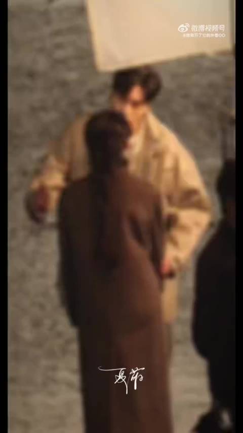 田曦薇胡一天吻戏路透，初雪氛围感拉满，建议边拍边播