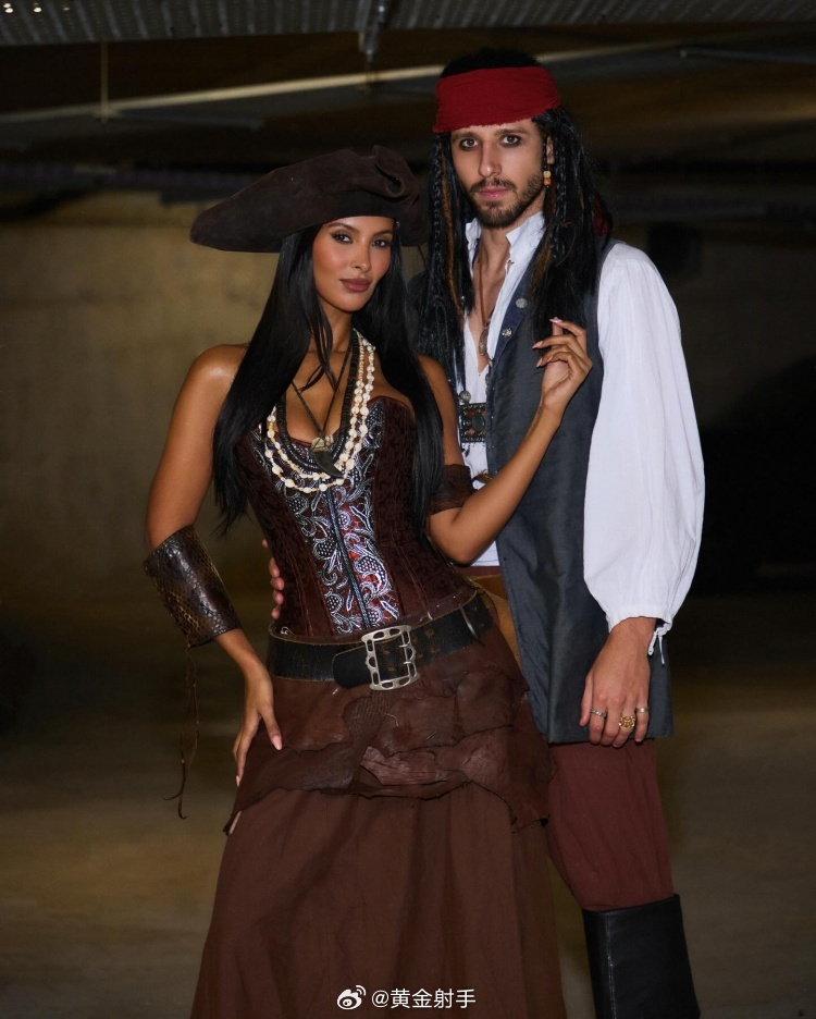 鲁本迪亚斯与女友玛雅贾马万圣节cos加勒比海盗