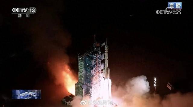 “神舟二十一号”载人飞船发射画面 图片来源：央视新闻