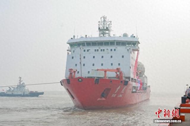 1日上午，“雪龙”号、“雪龙2”号极地科考船离开中国极地考察国内基地码头，启航奔赴南极。宫兴 摄