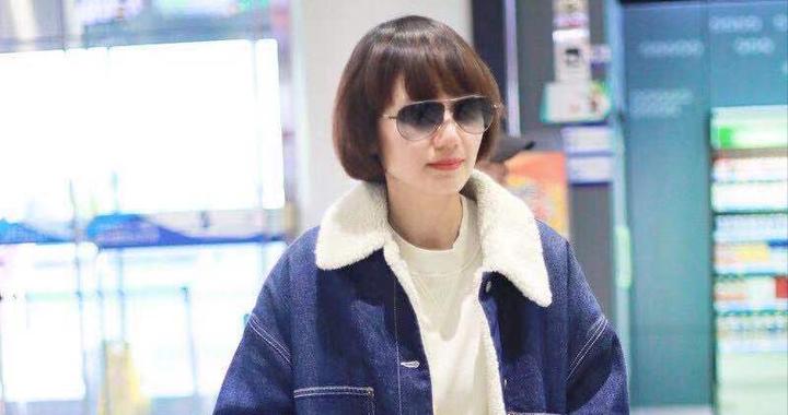 袁泉又带火了秋冬新穿法：羊羔毛外套+紧身裤+马丁靴，洋气又减龄