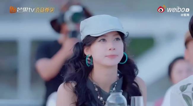 赵昭仪节目中专注凝视尚雯婕引热议