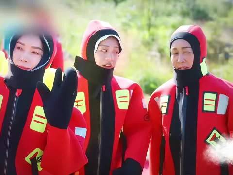 陈数穿龙虾服走魔鬼步伐喊话走出嚣张气势