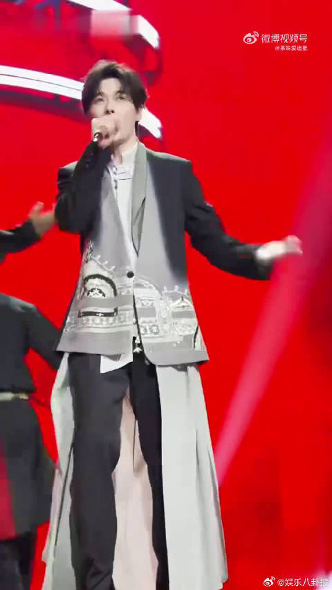 谁看了方逸伦的舞台不说“游刃有余”！