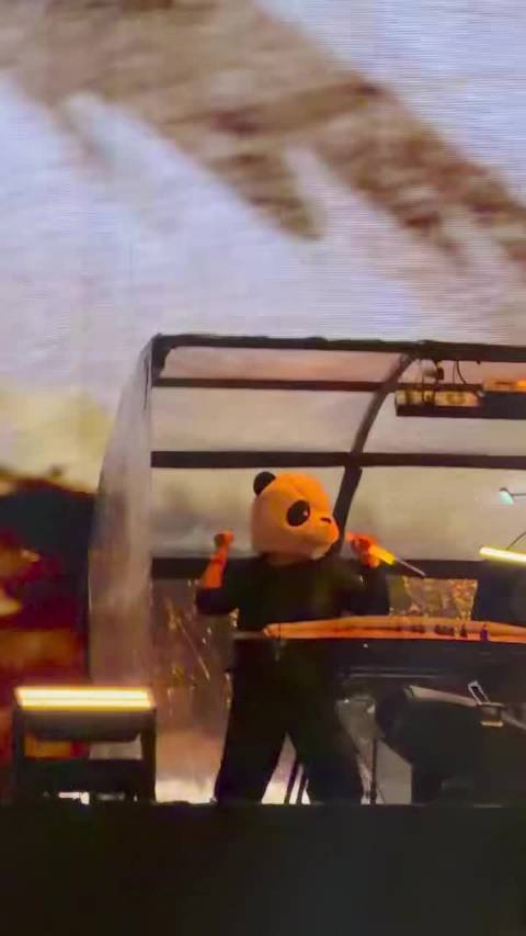 周深成都演唱会巧思频出，古筝熊猫头套笛子花木兰装扮吸睛