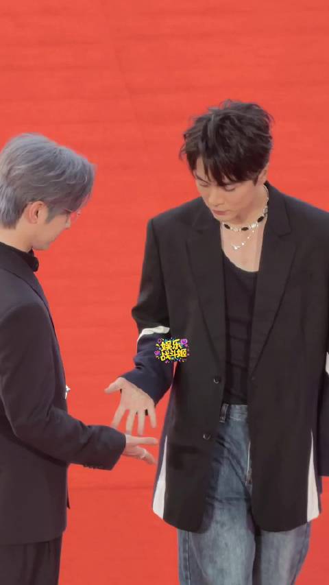 王楠钟正红毯玩剪刀石头布横店影视节