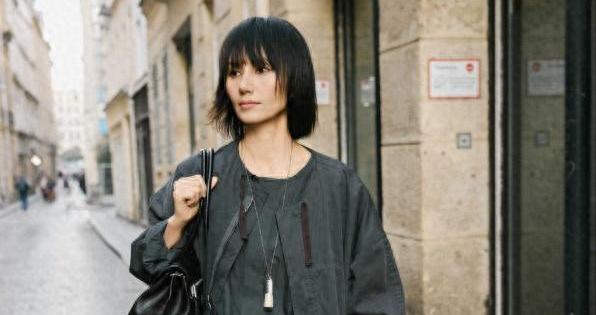 48岁“袁泉”带火了一种新穿搭：肥大外套+宽松裤子，洋气又减龄