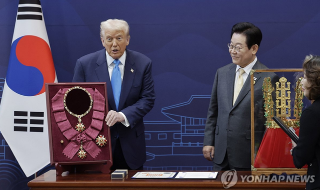 金光闪闪！李在明赠黄金王冠、最高勋章，特朗普笑：想马上戴上