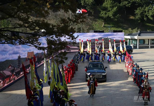 当地时间11月1日下午，国家主席习近平出席韩国总统李在明举行的欢迎仪式。 来源：新华社