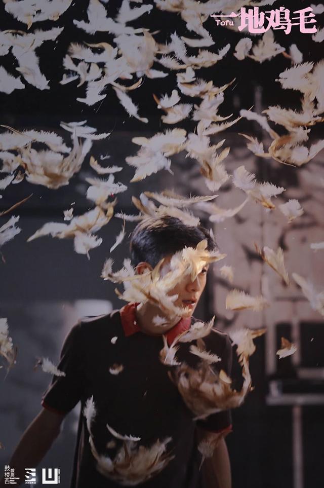 张一山挑战独角戏《一地鸡毛》，一场“胆战心惊”的自我突破