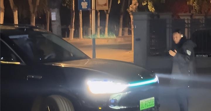 问界 M9 无人泊车整懵保安大爷，热心指挥半天发现车内空无一人