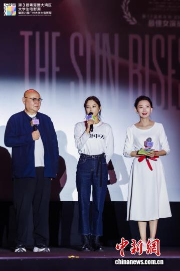 演员辛芷蕾(中)亮相现场进行影片《日掛中天》推介。电影周组委会 供图