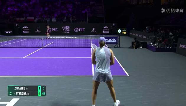 斯瓦泰克与莱巴金娜底线对攻展现精湛技术