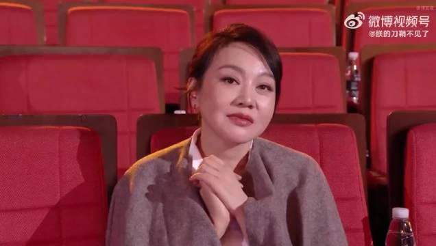 闫妮视界大会看老友领奖笑中含泪