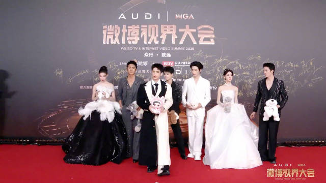 水龙吟剧组四个人帮林允抬裙子