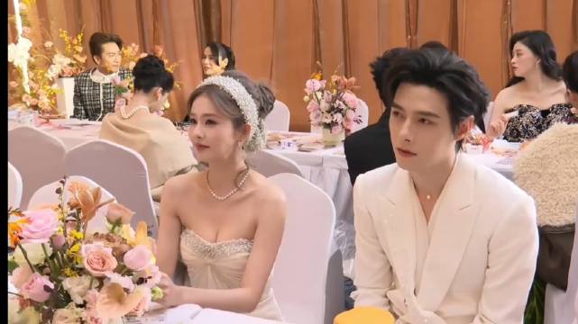 今天的白梦妍真的好美啊！旁边坐着的是方逸伦吧？微博视界大会红毯