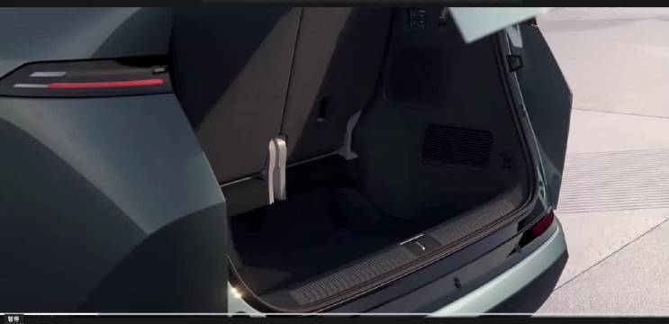 小鹏X9增程MPV第三排座椅首搭电动折叠功能