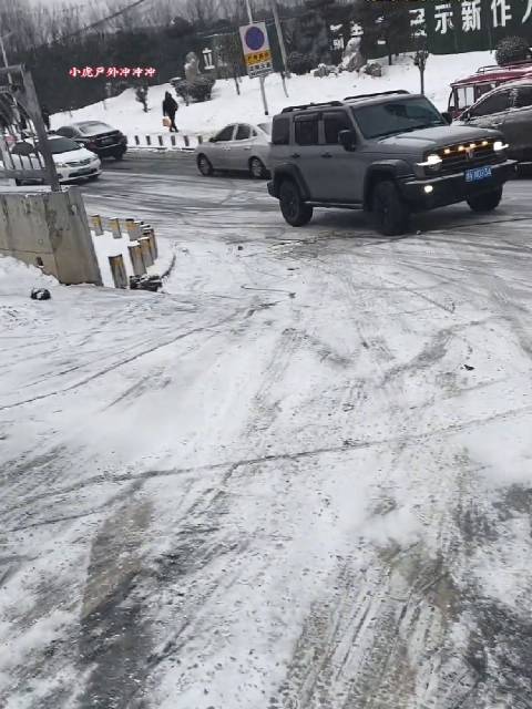 丰田卡罗拉 VS 坦克300雪地爬坡大挑战！