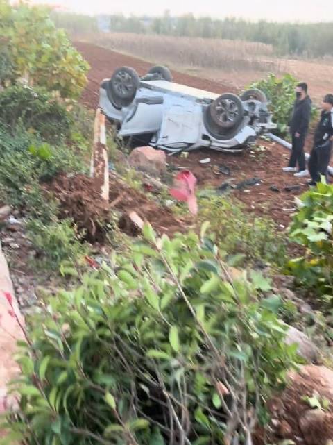 电车高速失控翻飞，底盘暴露安全隐忧