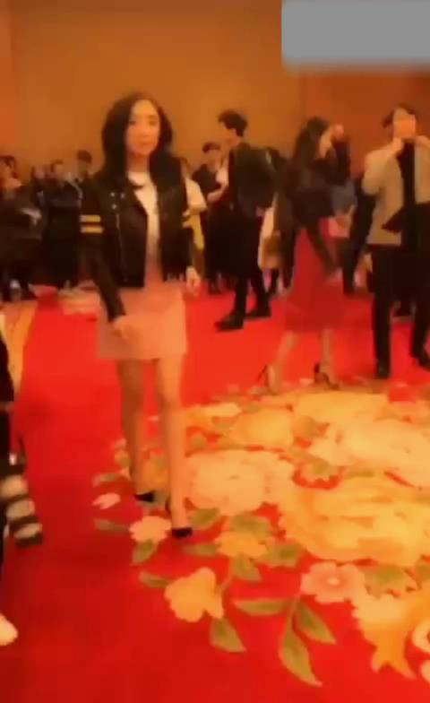 杨幂的综艺反应确实很快，别人都还没愣过神来呢，手机就给打下去了