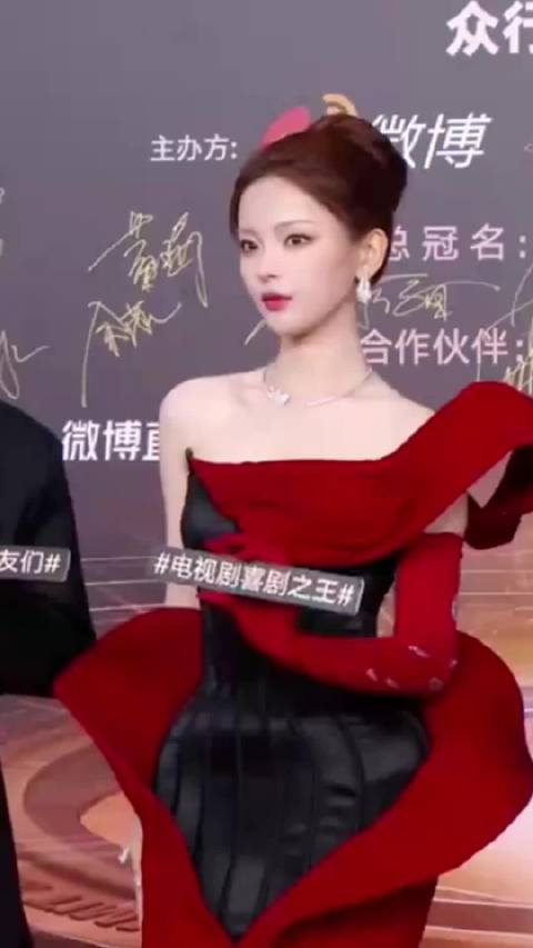 带着亮相红黑长裙好惊艳
