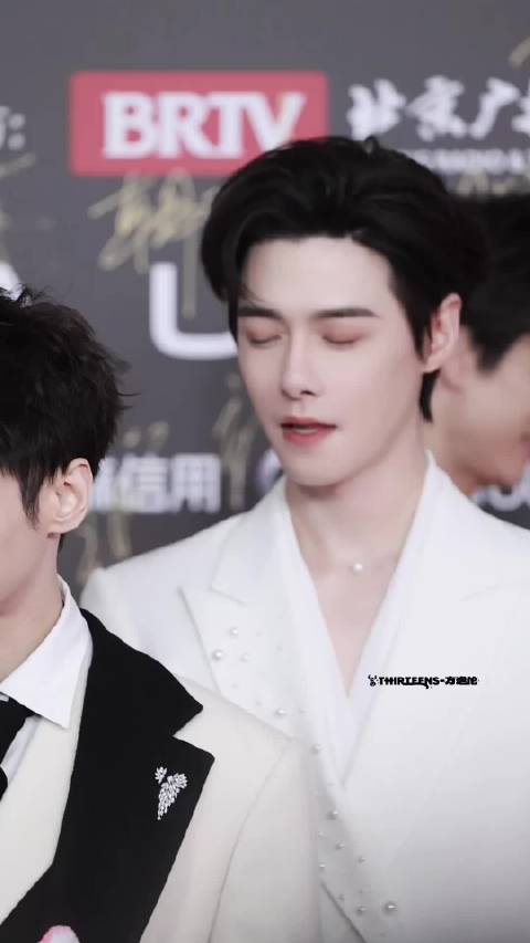 方逸伦红毯造型反差大，剧中反派剧外温润如玉