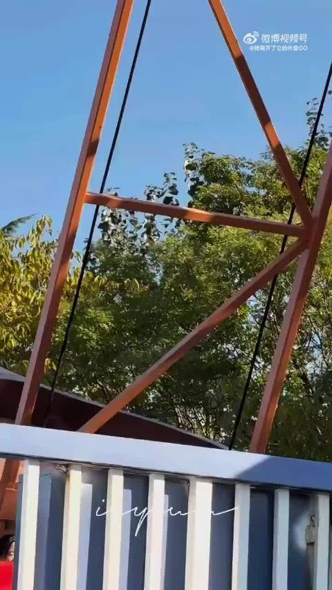 田曦薇胡一天新剧游乐场拍戏路透曝光