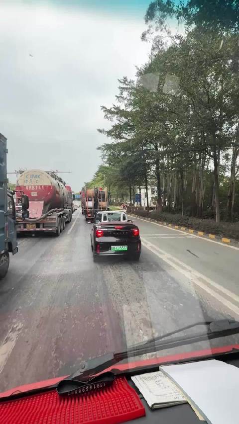 五菱宏光敞篷跑车亮相引热议