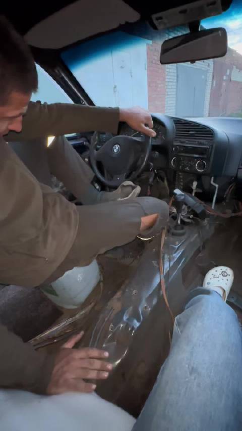 俄国情侣22万卢布购入BMW E36 coupe修复中