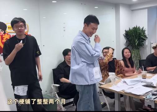张维伊左凌峰互玩耳机梗，队友互动引爆笑点