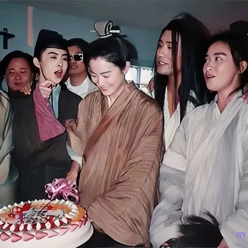 王家卫持续被扒，当年《东邪西毒》30人嫖娼被抓，成当地大事件