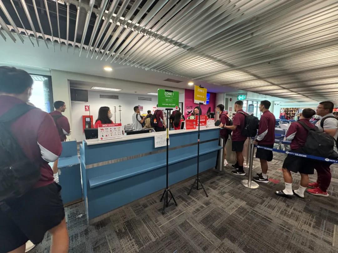 记者：海港抵达武里南，莱昂纳多、加布、李帅、刘若钒伤缺