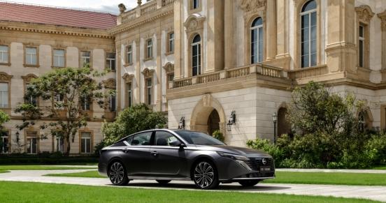 东风日产公布“油电同智”战略首车：天籁·鸿蒙座舱新车首发亮相