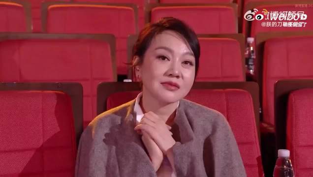 邢捕头和李大嘴在台上讲话，闫妮笑着笑着就哭了，瞬间梦回武林外传