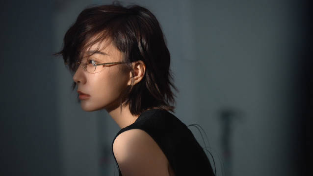 王珞丹登GLASS十一月刊封面，喧哗中沉淀绽放