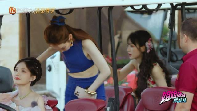 张艺凡戚薇寒风中相拥取暖，披肩裹住彼此显姐妹情深